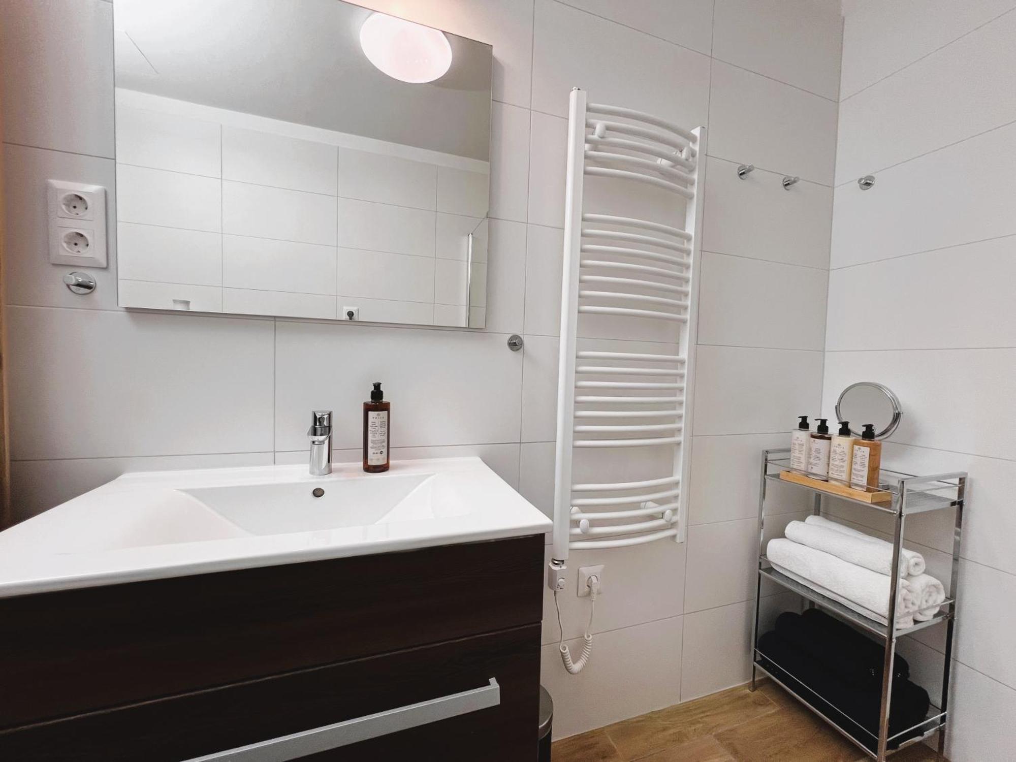 Luxe Central Studio With Pool, Parking & Ac Budapeşte Dış mekan fotoğraf