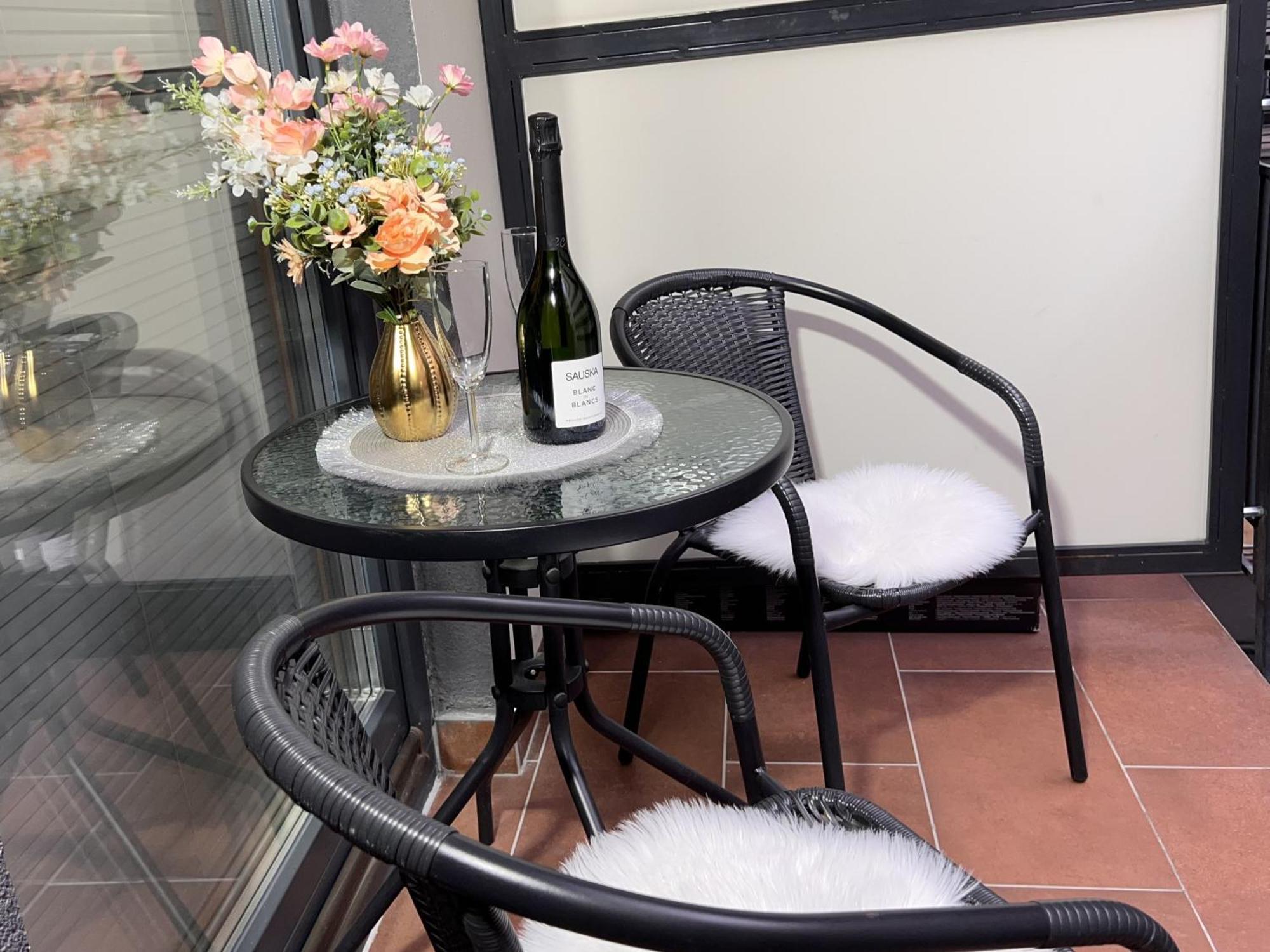 Luxe Central Studio With Pool, Parking & Ac Budapeşte Dış mekan fotoğraf